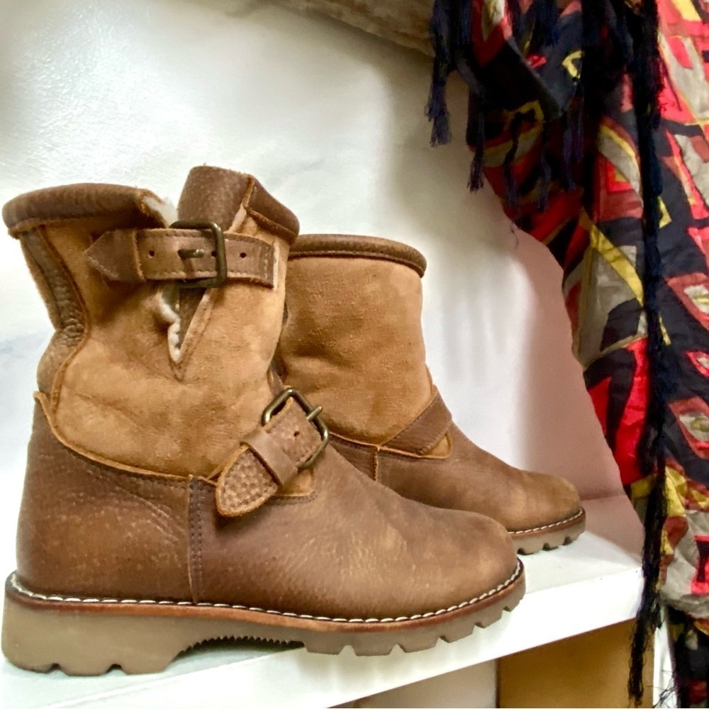 Rare ROOTS shearling TRIBE winter boots w cabin cottage farmhouse vibe